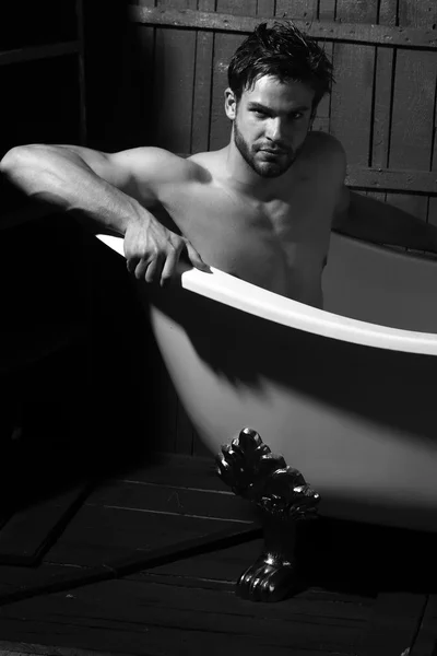 Jóképű férfi fürdő — Stock Fotó