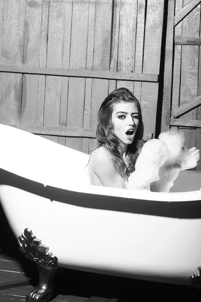 Boldog asszony bath-ban — Stock Fotó
