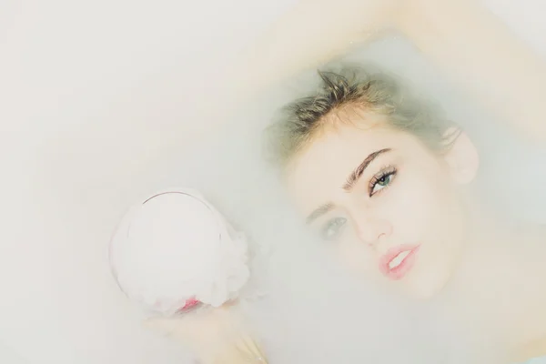 お風呂のガラスを持つ女性のクローズ アップ — ストック写真