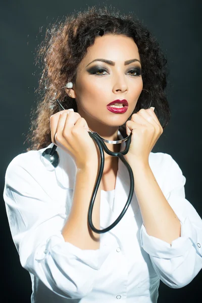 Kobieta z stetoskop — Zdjęcie stockowe