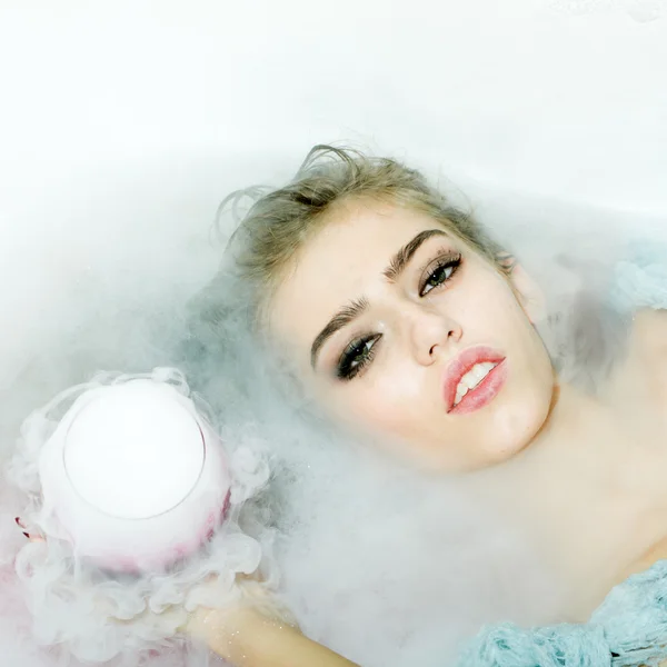Vértes nő pohár bath-ban — Stock Fotó