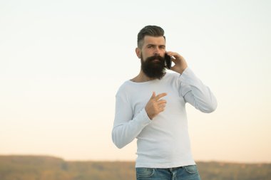 Cep telefonu olan adam.