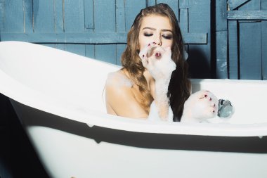 Banyoda gülümseyen kadın