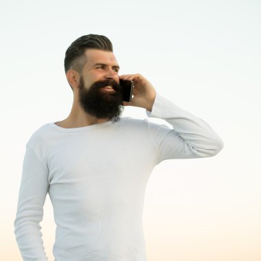 Cep telefonu olan adam.