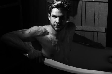 Yakışıklı adam, banyo