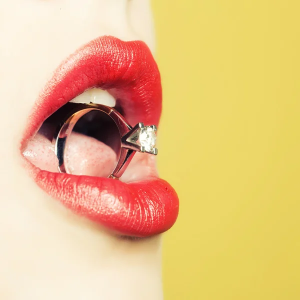 Weibliche Lippen mit Ring — Stockfoto