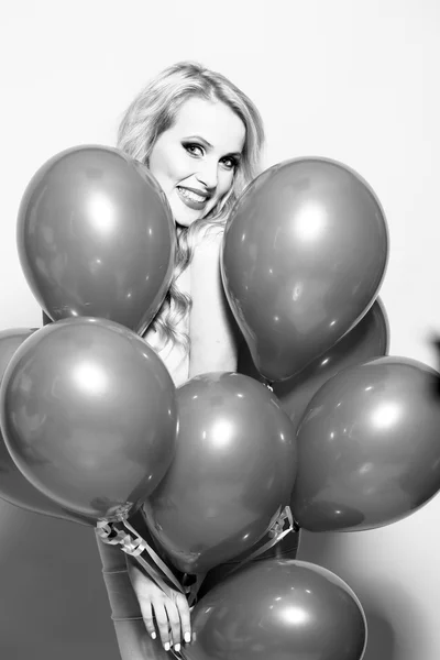 Frau in vielen Luftballons — Stockfoto