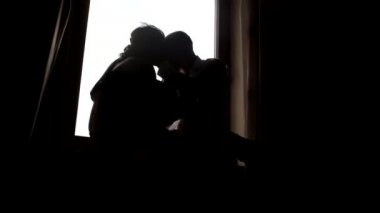 aşk oyunu, genç bir çift penceresinde gölgede yapar seviyorum