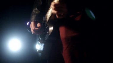 rock konseri, adam siyah arka plan üzerine gitar çalmak