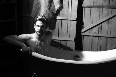 Yakışıklı adam, banyo