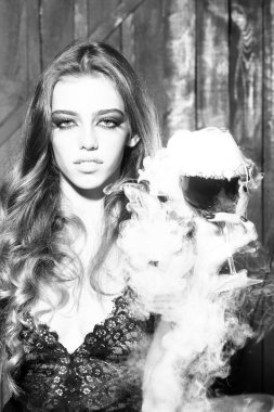 Şarap kadehi ile güzel kadın