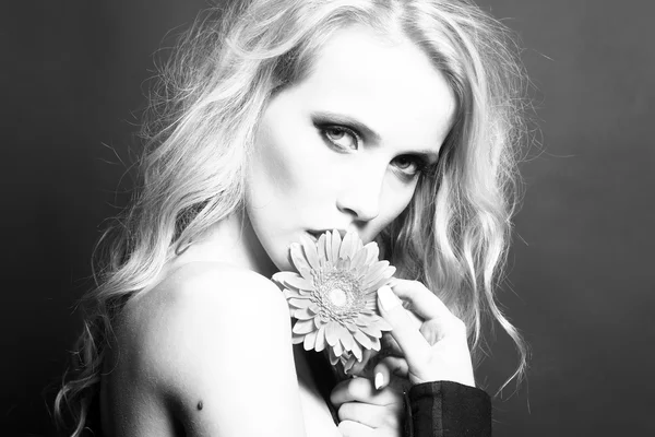 Donna sexy con fiore — Foto Stock
