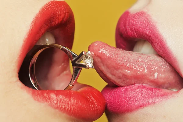 Labios femeninos con anillo — Foto de Stock