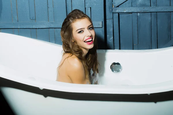 Mujer sonriente en el baño —  Fotos de Stock