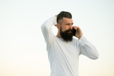 Cep telefonu olan adam.