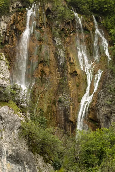 Cachoeiras bonitas entre montanhas — Fotografia de Stock