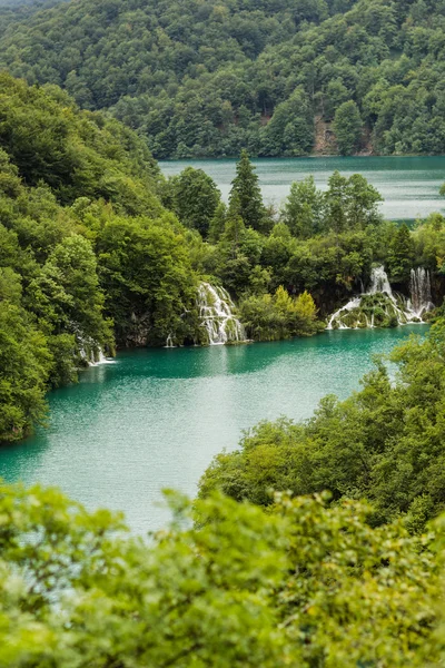 Lakes with cascades among mountains — Stock Photo, Image