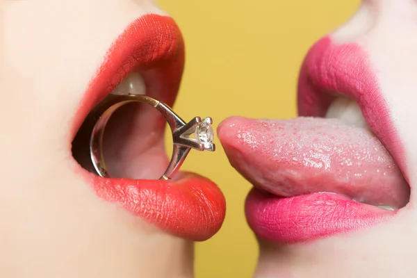 Lábios femininos com anel — Fotografia de Stock