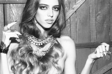 Mücevher ile güzel kadın