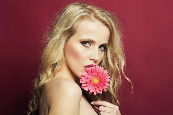 Sexig kvinna med blomma — Stockfoto