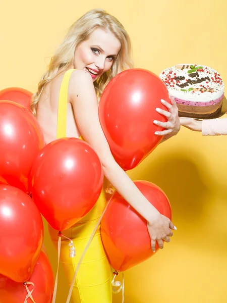 Glückliche Frau mit Kuchen — Stockfoto