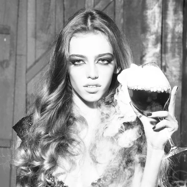 Bella donna con bicchiere di vino — Foto Stock