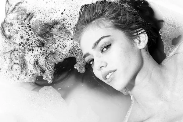 Mosolygó nő fürdés közben — Stock Fotó
