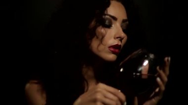 seksi kız şarap bir parmak dips ve onun yalar