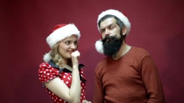 bir adam ile oynayan kız burnuna dokunur, Yeni Yıl