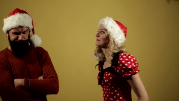 Paar in Kerstmis, geschenk doos aanwezig — Stockvideo