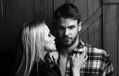 Genç şık bir çift.