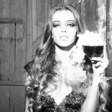 Şarap kadehi ile güzel kadın