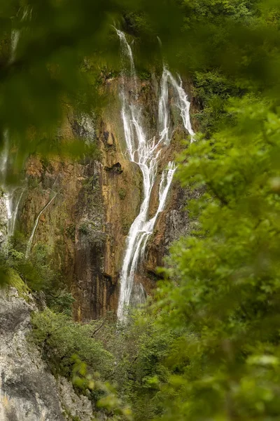 Cachoeiras bonitas entre montanhas verdes — Fotografia de Stock