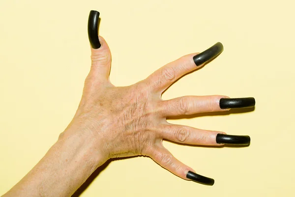 Παλιό γυναικείο χέρι με νύχια — Φωτογραφία Αρχείου