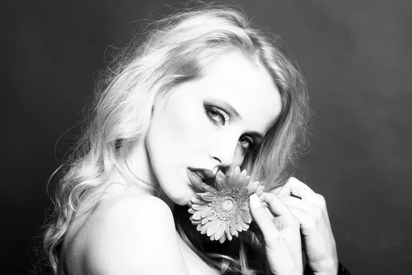 Sexy Frau mit Blume — Stockfoto