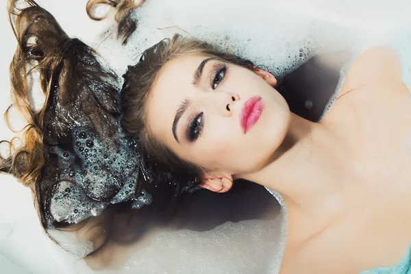 お風呂で軽薄な女性 — ストック写真