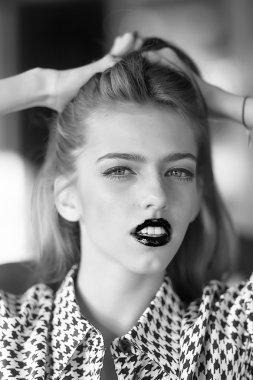 Düşünceli Kadın Portresi