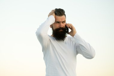 Cep telefonu olan adam.