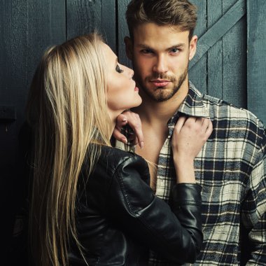 Genç şık bir çift.