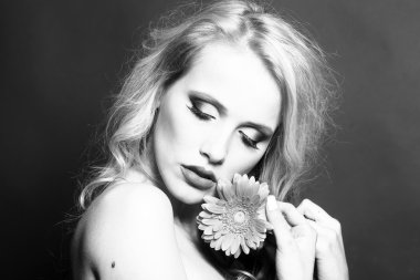 Çiçek ile seksi kadın