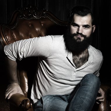 Sandalye üzerinde şık adam