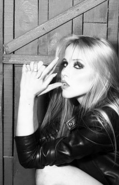 Silah hareketi ile Cool kadın