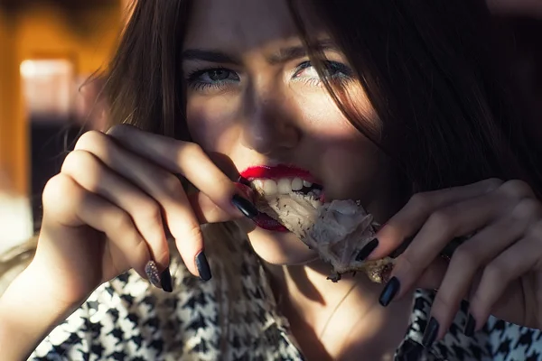 Chica comiendo carne —  Fotos de Stock