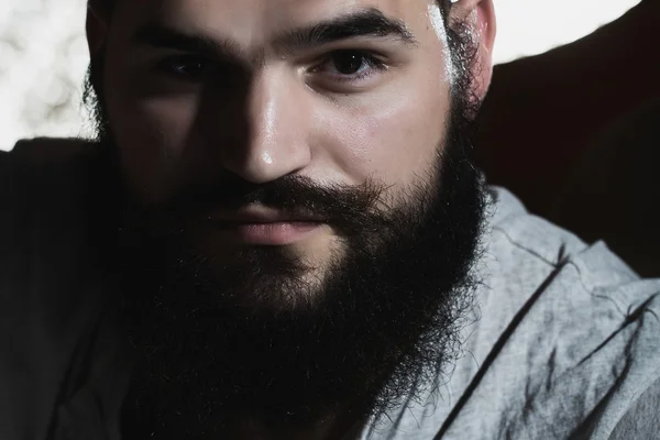 Hombre con barba negra —  Fotos de Stock