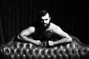 Sakallı adam çıplak göğüs ile