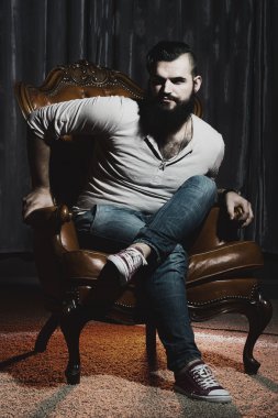 Sandalye üzerinde şık adam