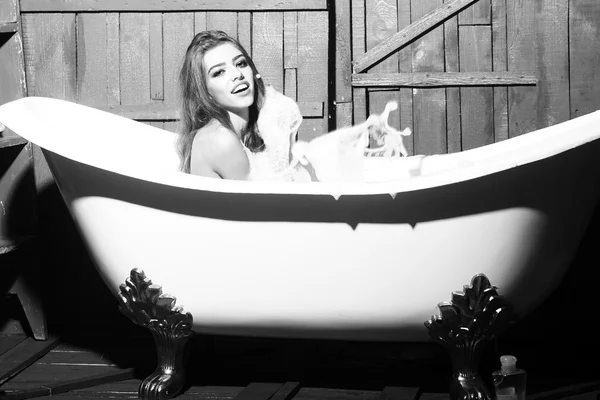 Mulher rindo no banho — Fotografia de Stock
