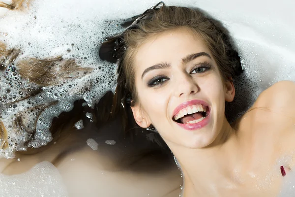 Mulher sorridente no banho — Fotografia de Stock