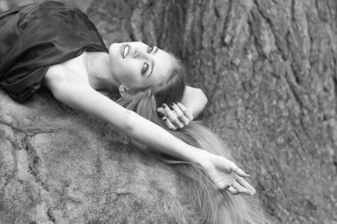 Kadın taş üzerine yalan