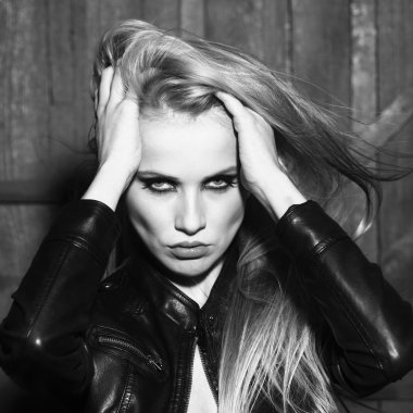 Deri ceketli cinsel kadın